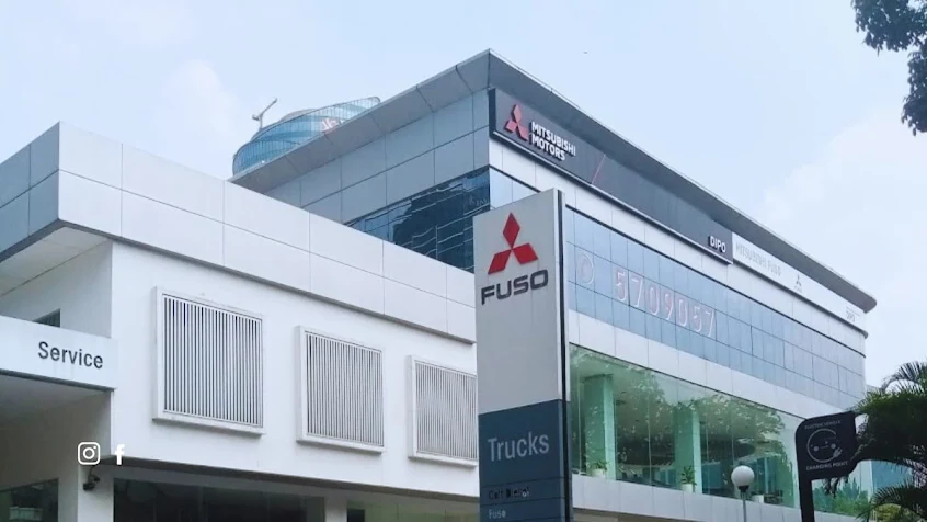 Showroom Mitsubishi Dipo Jakarta tampak depan