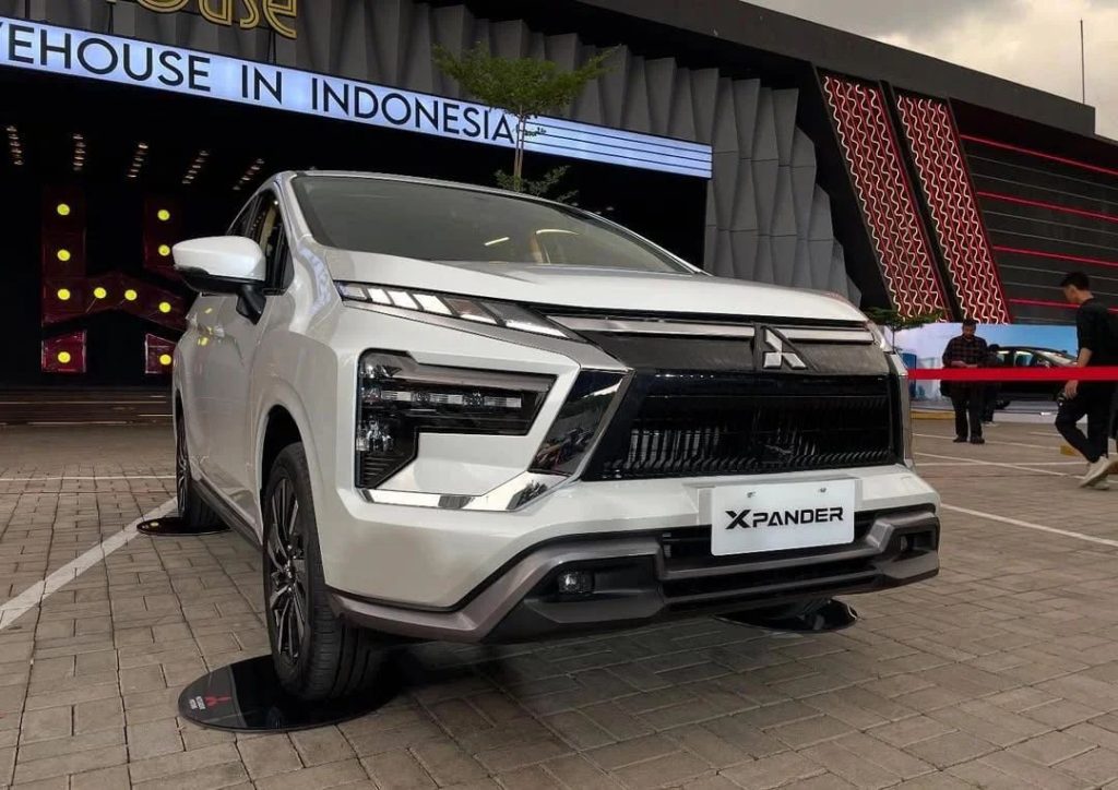  Eksterior Xpander Ultimate CVT kini tampil lebih elegan dan stylish. Tersedia di Showroom Mitsubishi Gatot Subroto dengan fitur unggulan.
